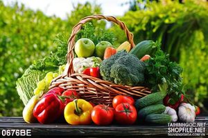 Tranh in bếp giỏ rau củ tươi trên bàn