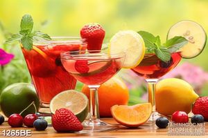 Tranh những ly rượu hương trái cây treo bếp