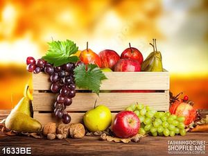 Tranh thùng gỗ đựng đầy trái cây tươi treo bếp