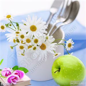 Tranh hoa cúc trắng nhỏ trong chiếc ly treo tường quán cà phê