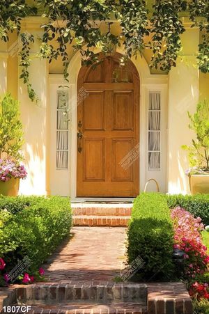 Tranh cánh cửa gỗ đóng trên bức tường vàng
