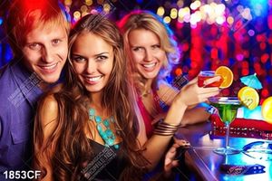 Tranh chàng trai cô gái vui vẻ trong bar