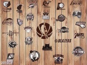 Tranh hình dán logo trên bức tường gỗ quán cafe