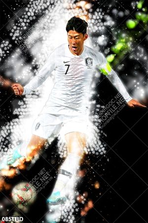 Tranh cầu thủ Son Heung Min mạnh mẽ trên sân cỏ