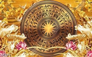 Tranh hoa sen điêu khắc gỗ và trống đồng trang trí tường