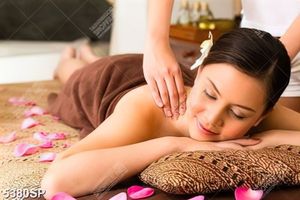 Tranh cô gái nằm massage thư giãn mã số SP5380