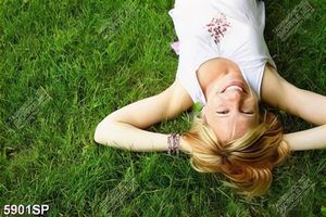 Tranh cô gái trẻ nằm trên thảm cỏ xanh