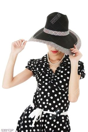 Tranh cô gái mặc váy chấm bi
